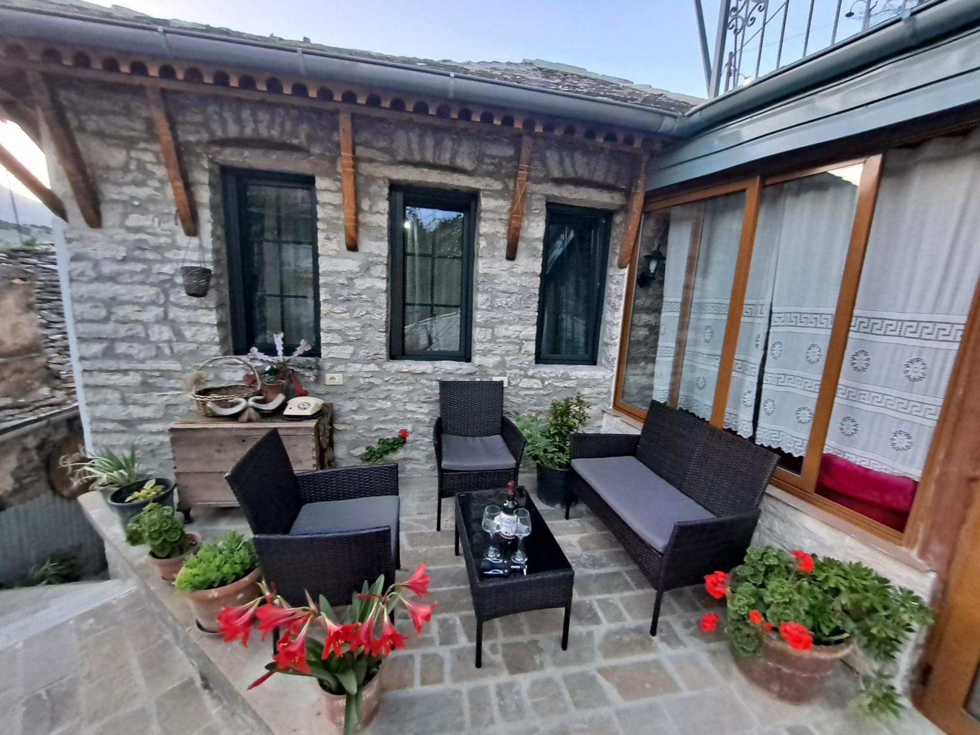 "Villa 70" Guesthouse ジロカストラ エクステリア 写真